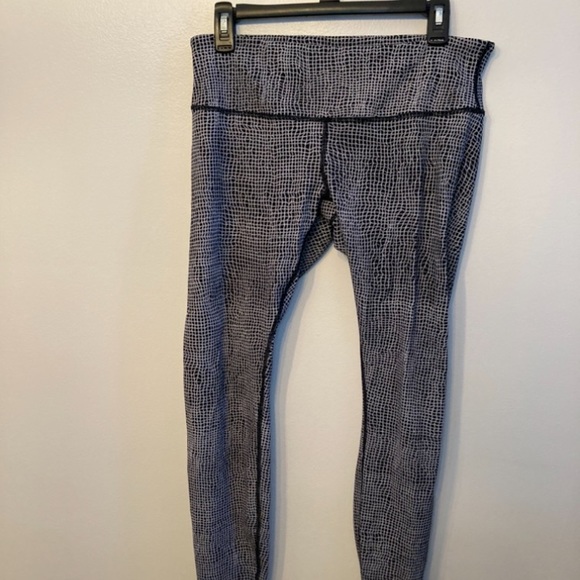 Lululemon black and white tights, size 10, great condition - Picture 12 of 12
